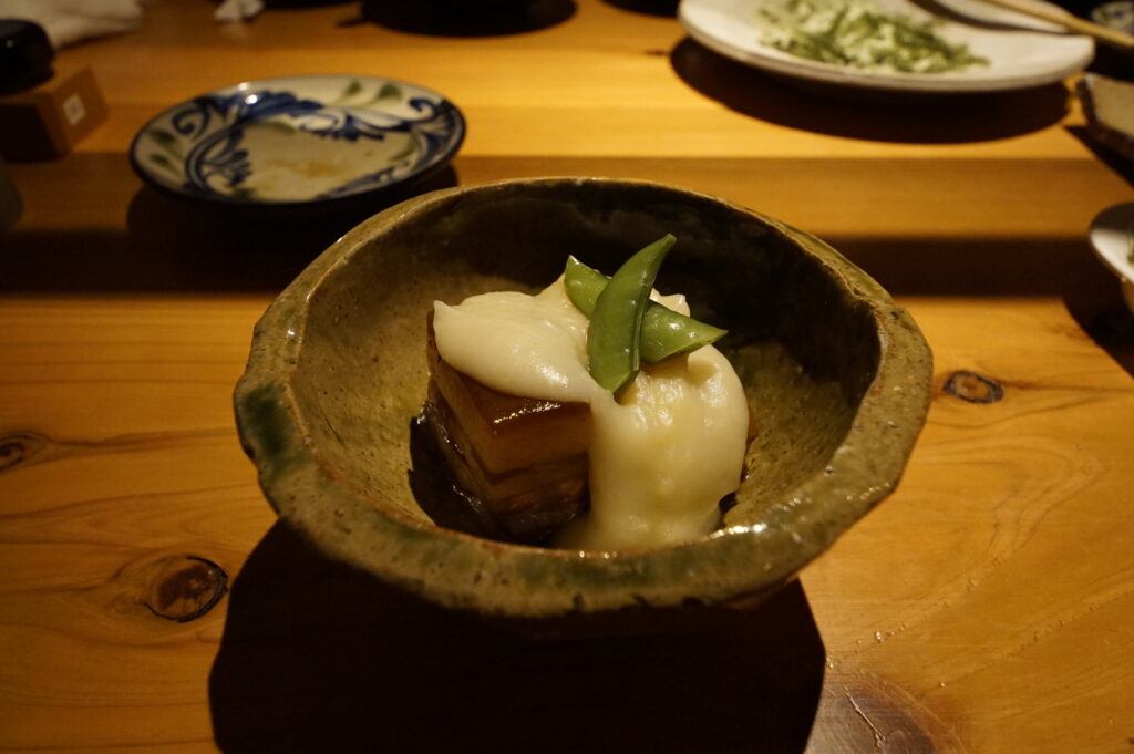 榮料理店（豚角煮ポテトあんかけの写真）