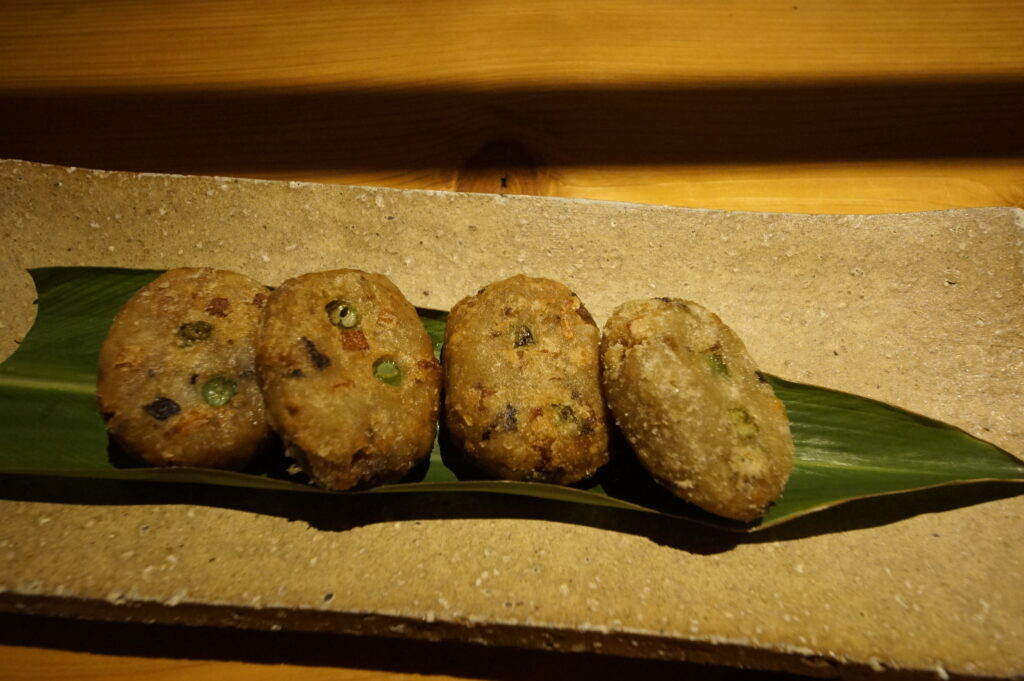 榮料理店（田芋コロッケの写真）